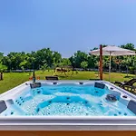 Apartman Amazing In With Wifi Pula